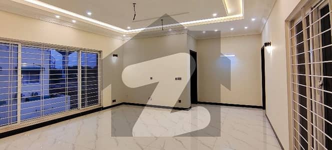 UPPER PORTION 3 BEDROOM STORE PARKING FOR RENT