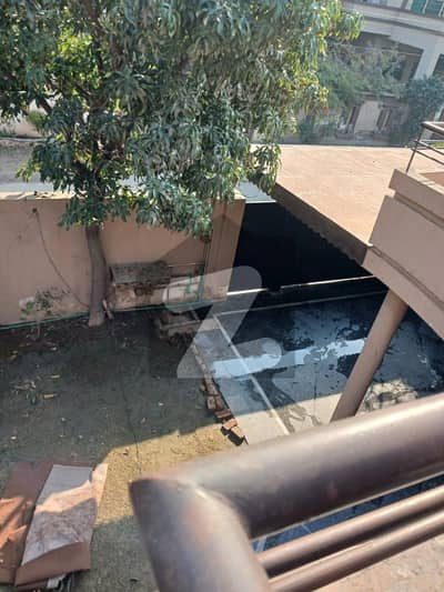 پی آئی اے ہاؤسنگ سکیم ۔ بلاک ڈی پی آئی اے ہاؤسنگ سکیم,لاہور میں 6 کمروں کا 1 کنال مکان 2.75 لاکھ میں کرایہ پر دستیاب ہے۔