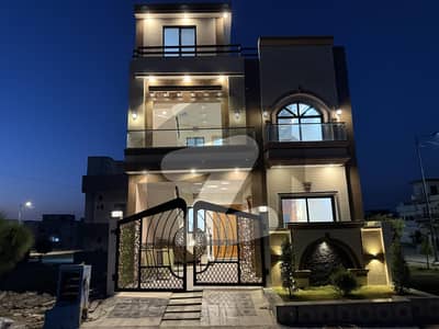 فیصل ہلز ۔ ایگزیکٹو بلاک فیصل ہلز,اسلام آباد میں 6 کمروں کا 5 مرلہ مکان 2.5 کروڑ میں برائے فروخت۔