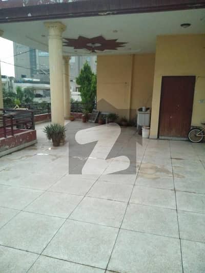 1 Kanal House GECHS Link Road Model Town near Amanah Mall