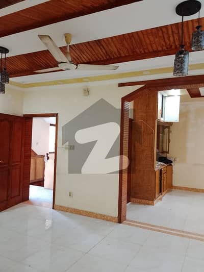 I 8 4  3 bedroom drawing room tv lounch kitchen 2 washroom upper portion for rent