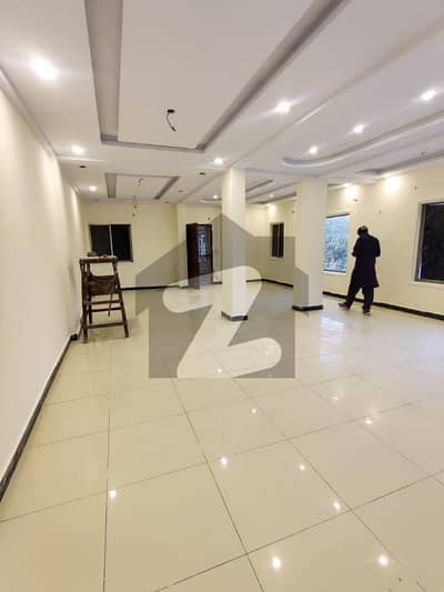 بلیو ایریا اسلام آباد میں 7 مرلہ دفتر 2.75 لاکھ میں کرایہ پر دستیاب ہے۔