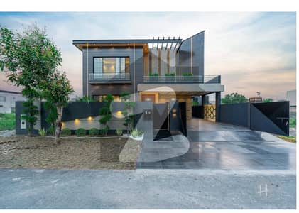 10 MARLA BRAND NEW EYE CATCHING ULTRA MODERN BUNGALOW FOR SALE NEAR TO RAYA IN LOW PRICE