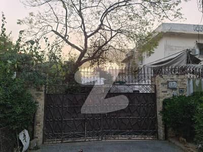 پی ای سی ایچ ایس بلاک 6 پی ای سی ایچ ایس,جمشید ٹاؤن,کراچی میں 4 کمروں کا 1 کنال مکان 16.0 کروڑ میں برائے فروخت۔