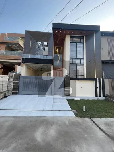 ریور گارڈن ہاوسنگ سکیم جی ٹی روڈ,گجرات میں 5 کمروں کا 8 مرلہ مکان 4.35 کروڑ میں برائے فروخت۔