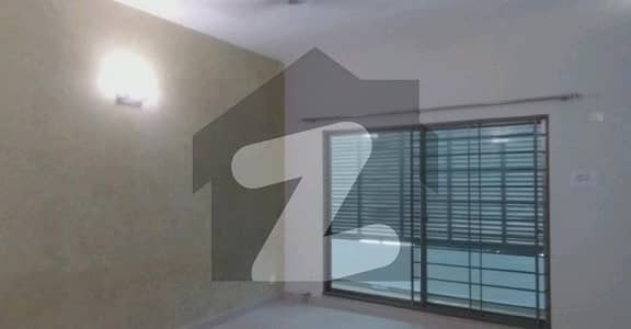 Spacious 10 Marla Flat Available For Sale In Askari 10