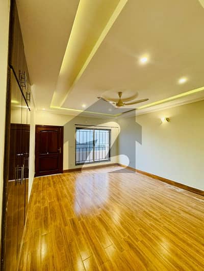 Luxury & Well-Maintained Triple Storey 10 Marla Full House for Rent