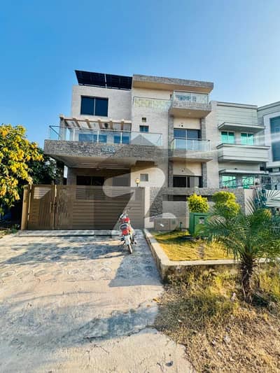 Luxury & Well Maintained Triple Storey 10 Marla Full House For Rent