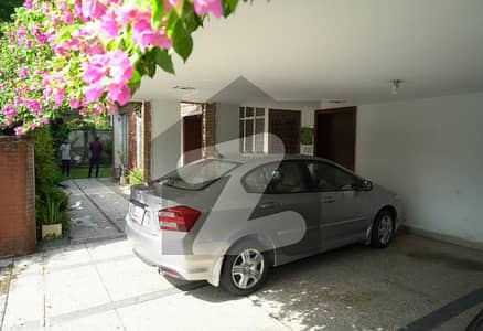 کیولری ایکسٹینشن لاہور میں 7 کمروں کا 1 کنال مکان 11.5 کروڑ میں برائے فروخت۔