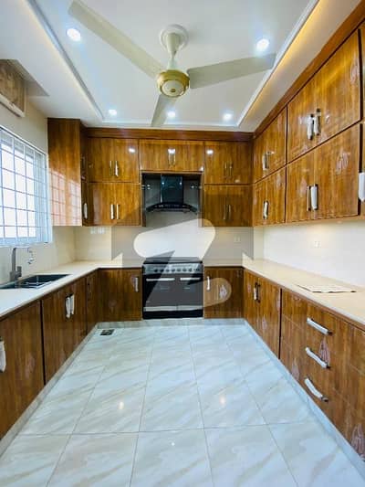 بحریہ ٹاؤن فیز 8 بحریہ ٹاؤن راولپنڈی,راولپنڈی میں 5 کمروں کا 10 مرلہ مکان 1.15 لاکھ میں کرایہ پر دستیاب ہے۔ بحریہ ٹاؤن فیز 8 بحریہ ٹاؤن راولپنڈی,راولپنڈی میں 5 کمروں کا 10 مرلہ مکان 1.15 لاکھ میں کرایہ پر دستیاب ہے۔