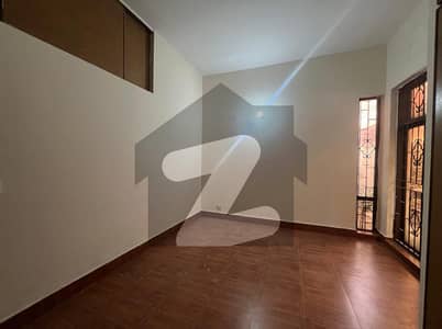 01 KANAL SINGLE STORY LOWER PORTION AVAILABE FOR RENT