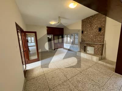 ایف ۔ 6 اسلام آباد میں 5 کمروں کا 1 کنال مکان 6.5 لاکھ میں کرایہ پر دستیاب ہے۔