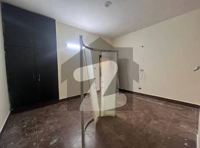 01 KANAL SINGLE STORY LOWER PORTION AVAILABE FOR RENT 01 KANAL SINGLE STORY LOWER PORTION AVAILABE FOR RENT