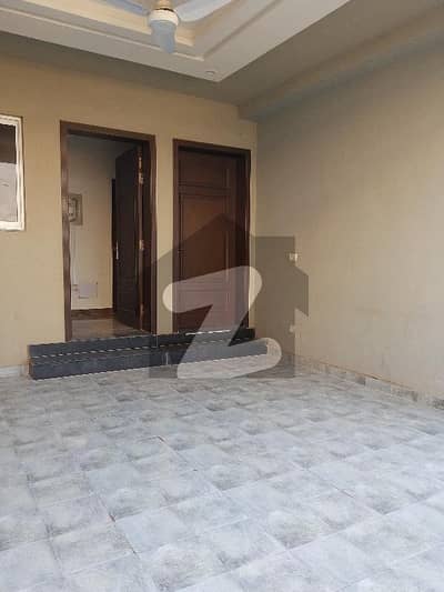 ڈی ۔ 12 اسلام آباد میں 5 کمروں کا 8 مرلہ مکان 2.5 لاکھ میں کرایہ پر دستیاب ہے۔