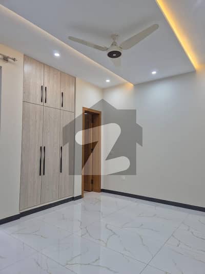 ڈی ۔ 17 اسلام آباد میں 5 کمروں کا 9 مرلہ مکان 3.95 کروڑ میں برائے فروخت۔