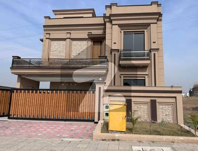 بحریہ ٹاؤن فیز 8 - بلاک اے1 بحریہ ٹاؤن فیز 8,بحریہ ٹاؤن راولپنڈی,راولپنڈی میں 12 مرلہ مکان 4.4 کروڑ میں برائے فروخت۔