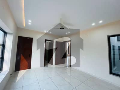 بحریہ انکلیو - سیکٹر جے بحریہ انکلیو,بحریہ ٹاؤن,اسلام آباد میں 8 کمروں کا 10 مرلہ مکان 5.6 کروڑ میں برائے فروخت۔