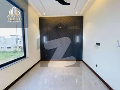 ڈی ایچ اے فیز 5 ڈیفنس (ڈی ایچ اے),لاہور میں 4 کمروں کا 10 مرلہ مکان 1.8 لاکھ میں کرایہ پر دستیاب ہے۔