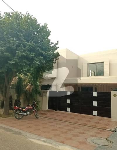 ڈی ایچ اے فیز 5 - بلاک بی فیز 5,ڈیفنس (ڈی ایچ اے),لاہور میں 5 کمروں کا 1 کنال مکان 9.5 کروڑ میں برائے فروخت۔