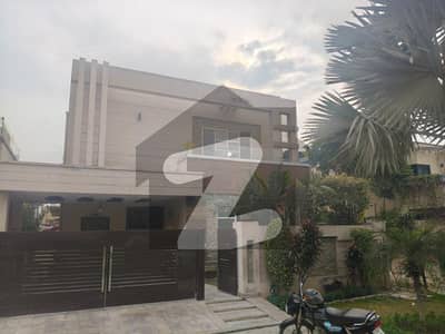 ڈی ایچ اے فیز 5 - بلاک ایل فیز 5,ڈیفنس (ڈی ایچ اے),لاہور میں 4 کمروں کا 10 مرلہ مکان 6.15 کروڑ میں برائے فروخت۔