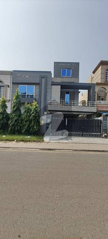 بحریہ ٹاؤن سیکٹر ای بحریہ ٹاؤن,لاہور میں 5 کمروں کا 10 مرلہ مکان 3.3 کروڑ میں برائے فروخت۔