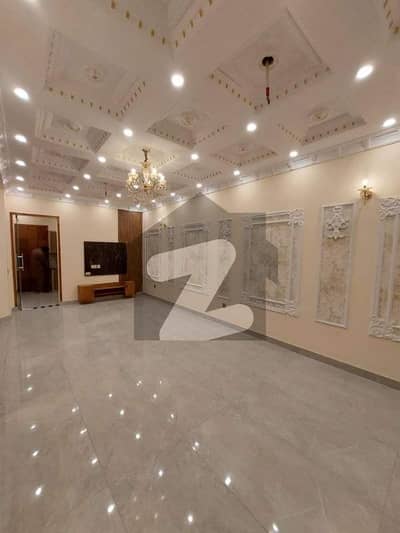 15 MARLA HOUSE IS AVAILABLE FOR RENT IN MAIN BOULEVARD GULBERG