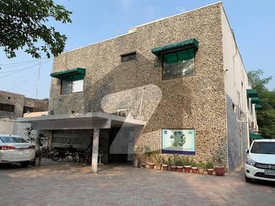 2 KANAL HOUSE IS AVAILABLE FOR RENT IN GULBERG 3