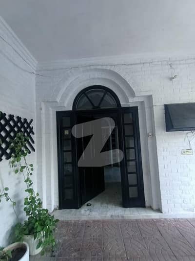 1 KANAL HOUSE IS AVAILABLE FOR RENT IN GULBERG