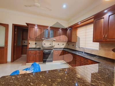 ایف ۔ 10 اسلام آباد میں 9 کمروں کا 1 کنال مکان 9.0 لاکھ میں کرایہ پر دستیاب ہے۔