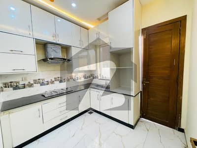 ڈی ایچ اے 9 ٹاؤن ڈیفنس (ڈی ایچ اے),لاہور میں 4 کمروں کا 5 مرلہ مکان 2.5 کروڑ میں برائے فروخت۔