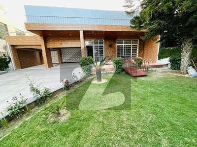 ایف ۔ 6 اسلام آباد میں 4 کمروں کا 1 کنال مکان 8.0 لاکھ میں کرایہ پر دستیاب ہے۔