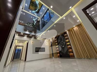 بش ایگزیکٹو ولاز ملتان میں 6 کمروں کا 10 مرلہ مکان 1.2 لاکھ میں کرایہ پر دستیاب ہے۔