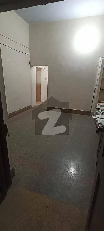 پی ای سی ایچ ایس بلاک 2 پی ای سی ایچ ایس,جمشید ٹاؤن,کراچی میں 5 کمروں کا 16 مرلہ زیریں پورشن 2.0 لاکھ میں کرایہ پر دستیاب ہے۔