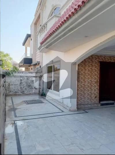 بحریہ ٹاؤن فیز 8 ۔ سیکٹر ایف - 1 بحریہ ٹاؤن فیز 8,بحریہ ٹاؤن راولپنڈی,راولپنڈی میں 5 کمروں کا 10 مرلہ مکان 1.1 لاکھ میں کرایہ پر دستیاب ہے۔