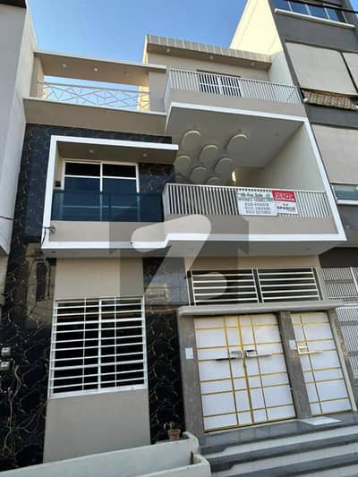 زینت آباد سکیم 33,کراچی میں 4 کمروں کا 5 مرلہ مکان 2.7 کروڑ میں برائے فروخت۔