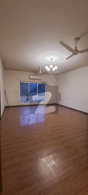 ایف ۔ 11 اسلام آباد میں 3 کمروں کا 13 مرلہ فلیٹ 2.7 لاکھ میں کرایہ پر دستیاب ہے۔