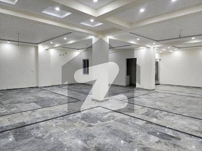 پی آئی اے مین بلیوارڈ لاہور میں 10 مرلہ دفتر 2.0 لاکھ میں کرایہ پر دستیاب ہے۔