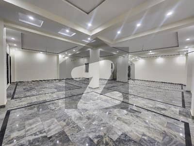 پی آئی اے مین بلیوارڈ لاہور میں 1 کنال عمارت 10.0 لاکھ میں کرایہ پر دستیاب ہے۔