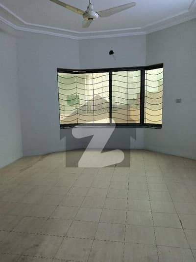 پی جی ای سی ایچ ایس فیز 1 پنجاب گورنمنٹ ایمپلائیز سوسائٹی,لاہور میں 1 کنال عمارت 3.0 لاکھ میں کرایہ پر دستیاب ہے۔