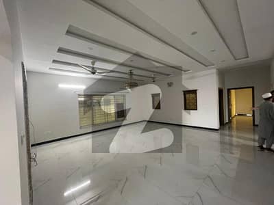 بحریہ ٹاؤن فیز 7 بحریہ ٹاؤن راولپنڈی,راولپنڈی میں 6 کمروں کا 1 کنال مکان 2.5 لاکھ میں کرایہ پر دستیاب ہے۔