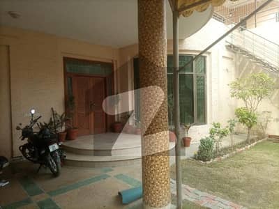 Johar Town 1 Kanal Upper Portion For Rent 80 Fit Road Office+Family Use Hot Location