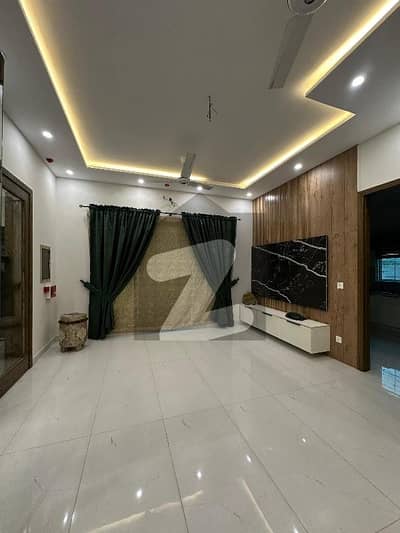 ڈی ایچ اے فیز 7 - بلاک وائے فیز 7,ڈیفنس (ڈی ایچ اے),لاہور میں 4 کمروں کا 10 مرلہ مکان 4.35 کروڑ میں برائے فروخت۔