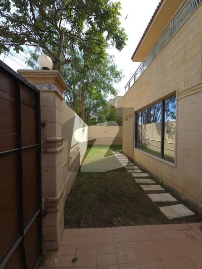 ڈی ایچ اے فیز 8 ڈی ایچ اے ڈیفینس,کراچی میں 4 کمروں کا 1 کنال مکان 5.0 لاکھ میں کرایہ پر دستیاب ہے۔