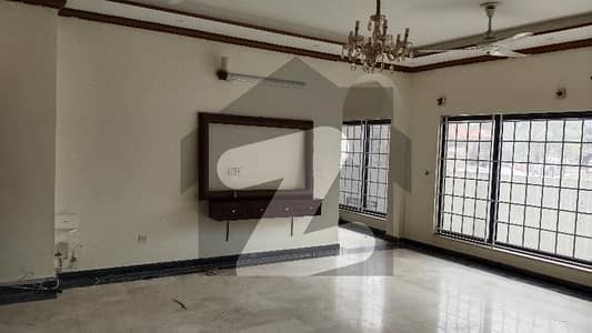 ایف ۔ 10 اسلام آباد میں 4 کمروں کا 1 کنال زیریں پورشن 2.2 لاکھ میں کرایہ پر دستیاب ہے۔