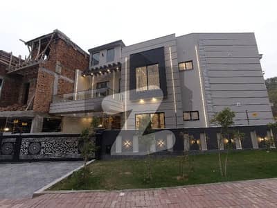 بحریہ ٹاؤن فیز 8 - سفاری ہومز بحریہ ٹاؤن فیز 8,بحریہ ٹاؤن راولپنڈی,راولپنڈی میں 6 کمروں کا 12 مرلہ مکان 4.8 کروڑ میں برائے فروخت۔