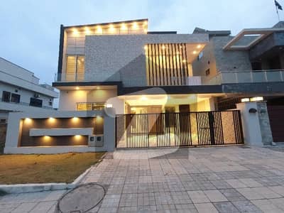 بحریہ ٹاؤن فیز 8 ۔ بلاک سی بحریہ ٹاؤن فیز 8,بحریہ ٹاؤن راولپنڈی,راولپنڈی میں 5 کمروں کا 11 مرلہ مکان 4.0 کروڑ میں برائے فروخت۔