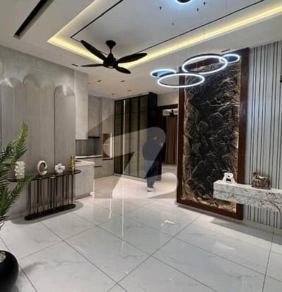 بحریہ ٹاؤن سیکٹر سی بحریہ ٹاؤن,لاہور میں 3 کمروں کا 5 مرلہ مکان 2.2 کروڑ میں برائے فروخت۔