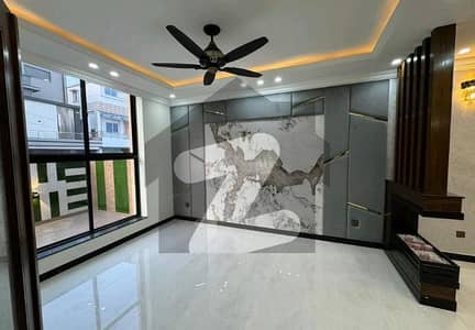 10 Marla House Situated In Bahria Town - Sector C For sale