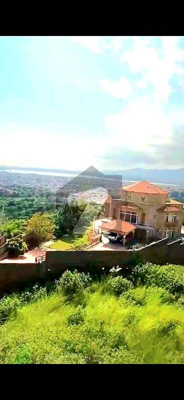 بنی گالہ اسلام آباد میں 4 کنال پلاٹ فارم 7.5 کروڑ میں برائے فروخت۔