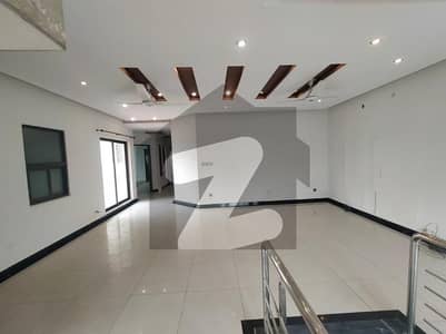 01 KANAL DESIGNER LUXURY UPPER PORTION AVAILABLE FOR RENT
